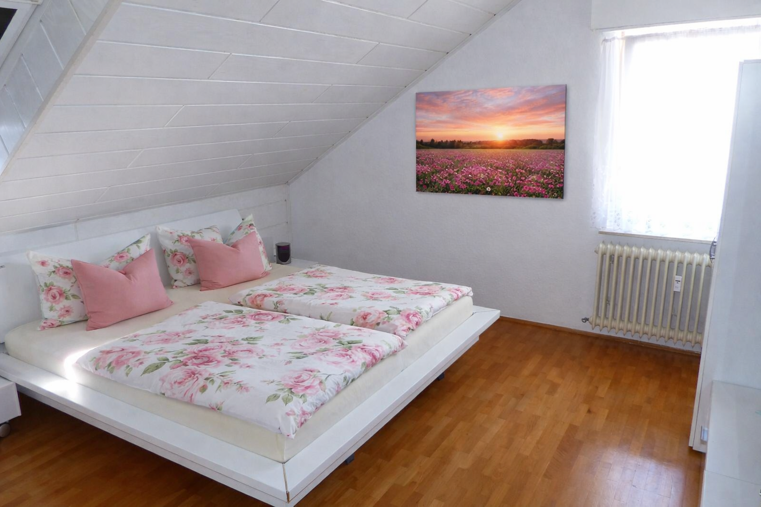 Schlafzimmer 1 mit Kingsize-Bett